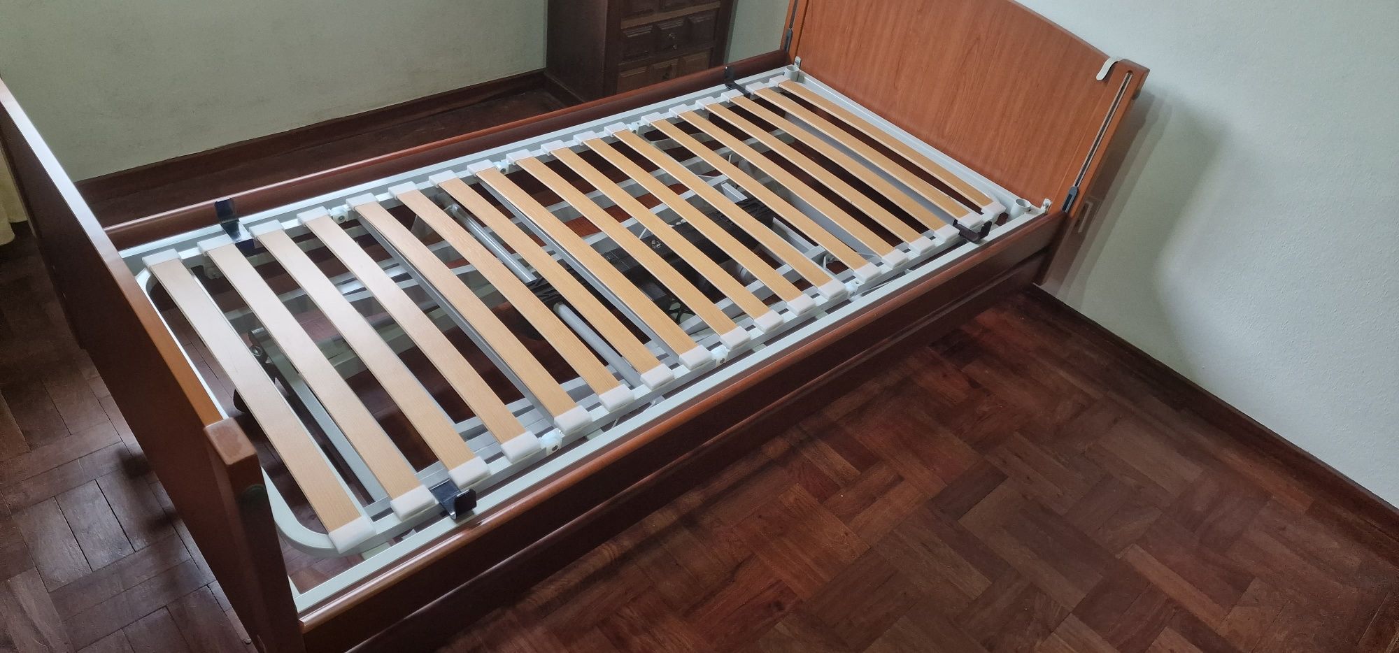 Cama articulada em excelente estado