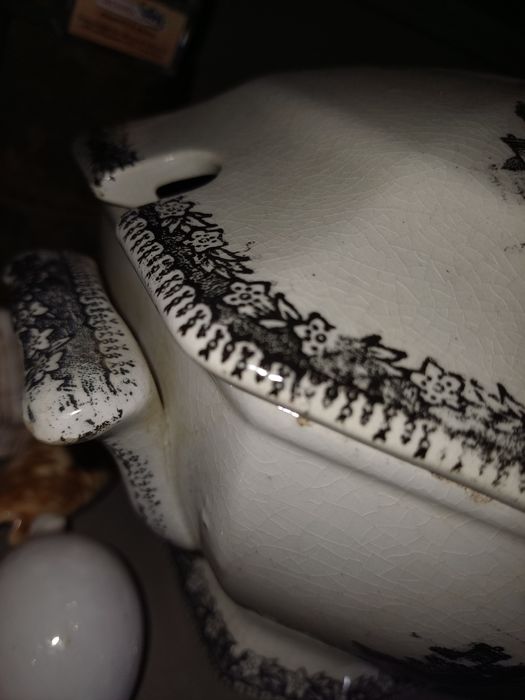 Terrina antiga com tampa