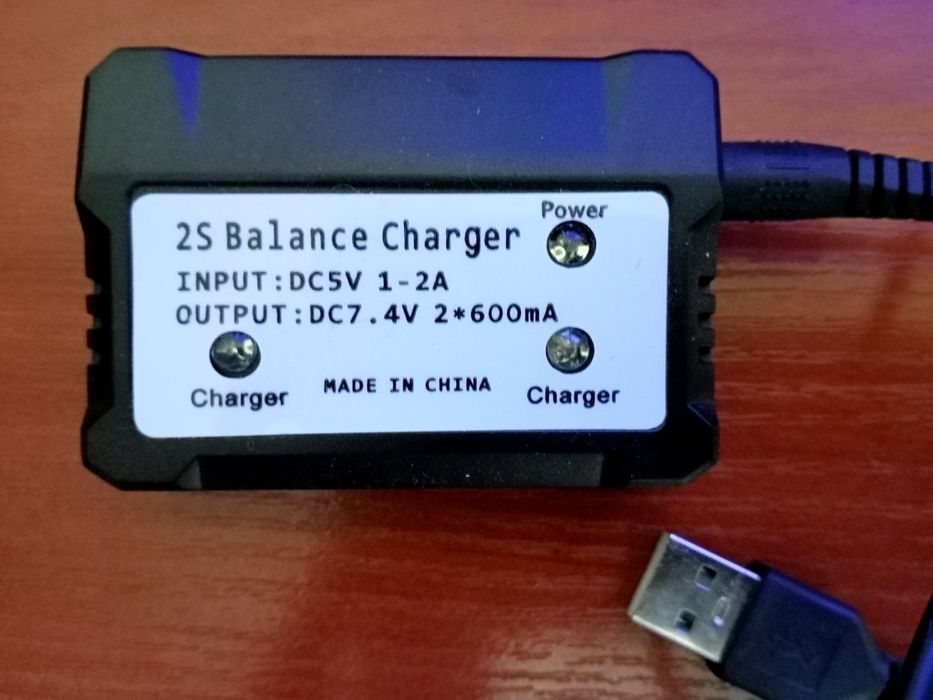 Зарядное устройство для аккумулятора li-ion квадрокоптера дрона.
