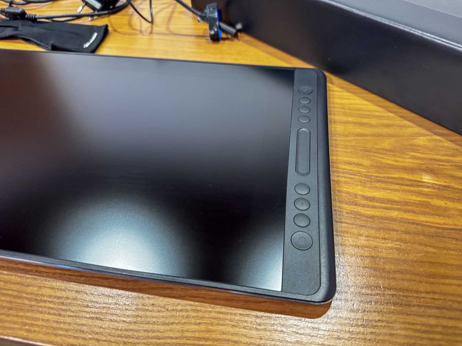 Tablet graficzny Huion Kamvas Pro 16 + akcesoria (stan bardzo dobry)