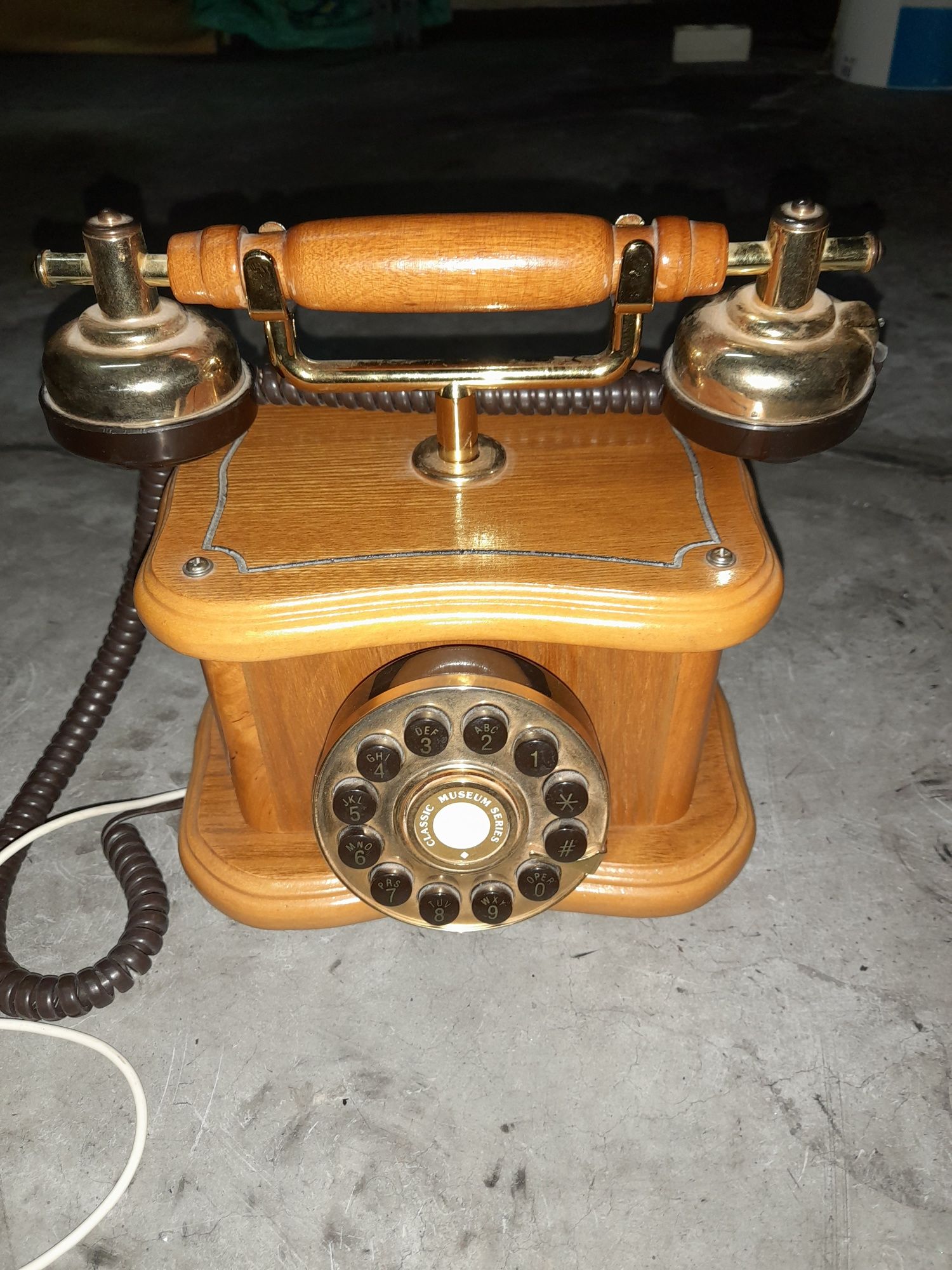 Telefone antigo em madeira