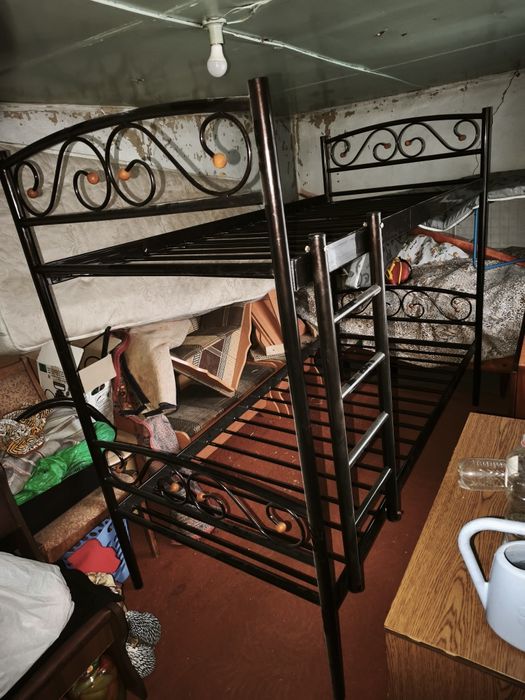 Продам металлическую двухъярусную кровать в хорошем состоянии