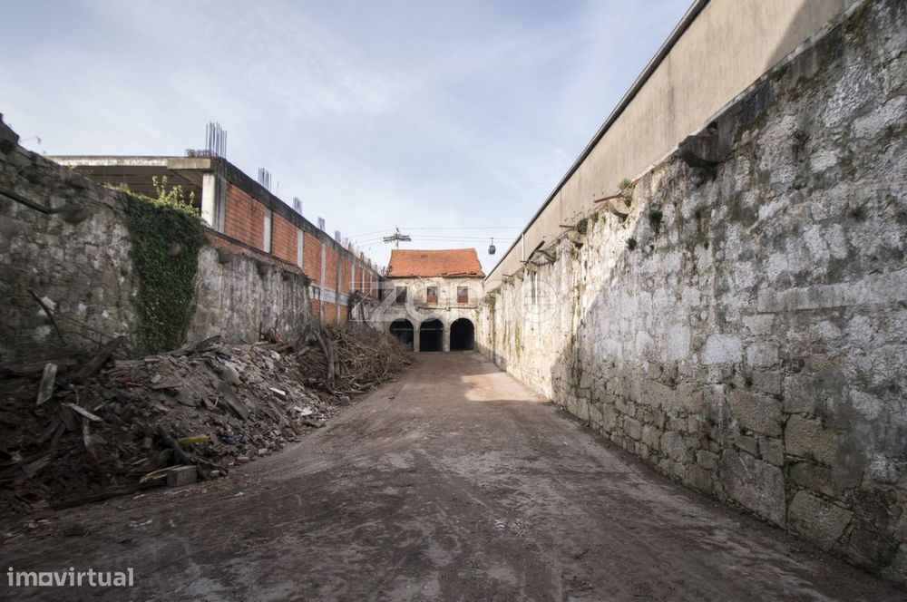 Prédio/ Armazém para reabilitação, localizado na Ribeira de Gaia