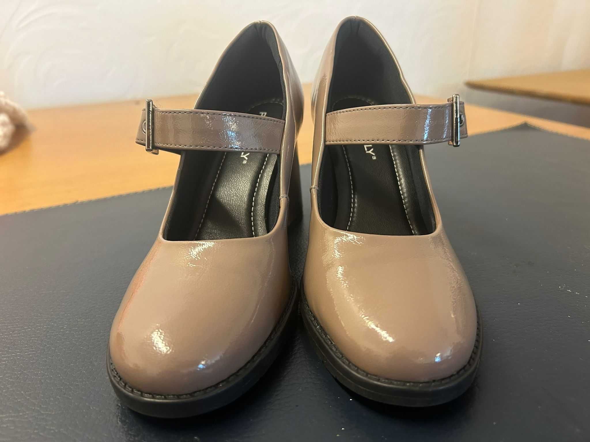 Sapatos Marca "piccadilly" tamanho 38