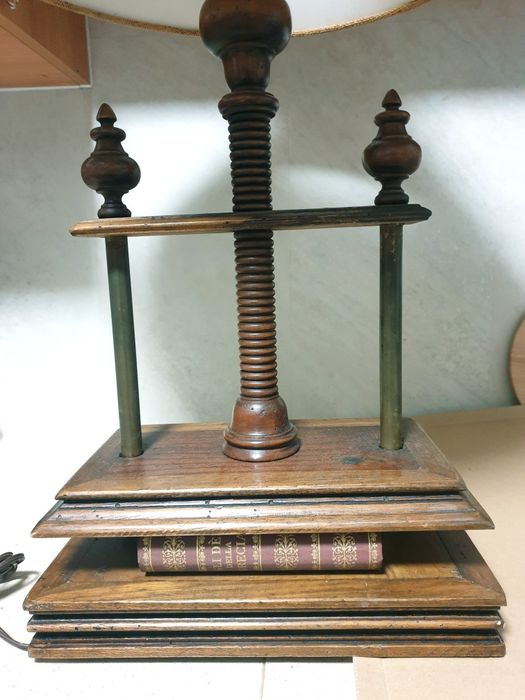 Grande candeeiro de mesa vintage representando uma prensa de livros