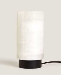 nowa alabastrowa lampa biurkowa biała cylindryczna ZARA Home, 599 zł