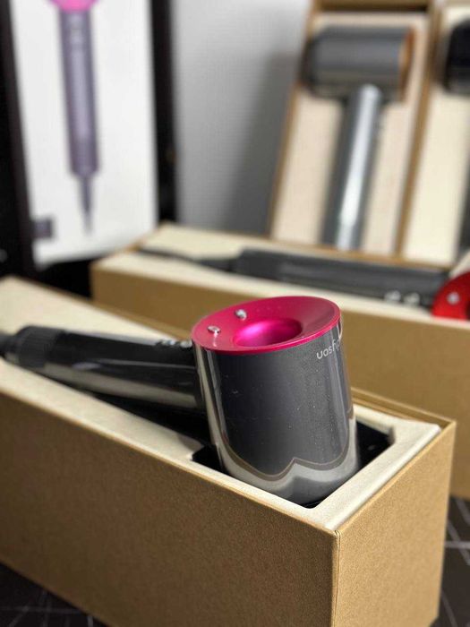 Dyson HD07 Iron‑Fuchsia: яскравий фен для укладання