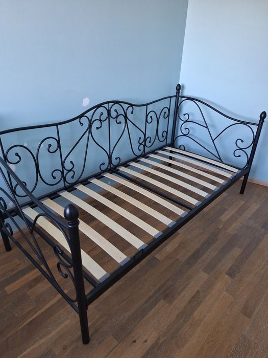 Łóżko pojedyncze 90x200 z metalowymi zdobieniami + materac