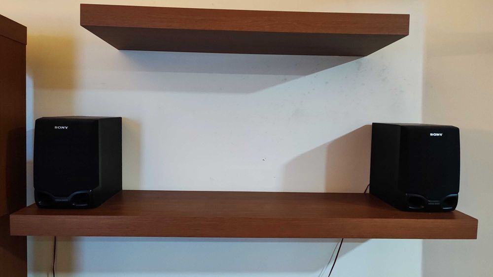 Prateleiras suspensas cor de cerejeira