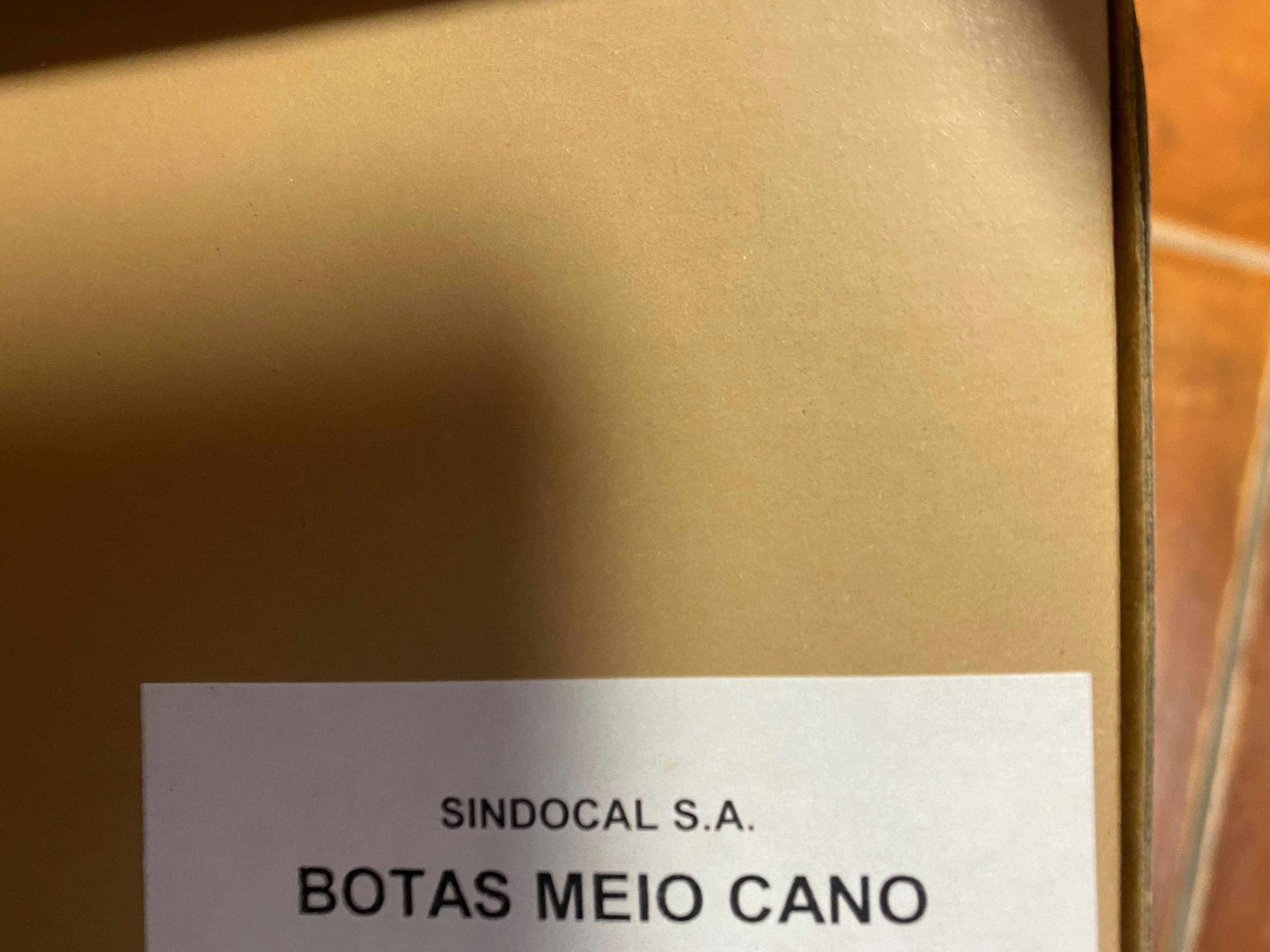 Bota Em Pele N43 Nova