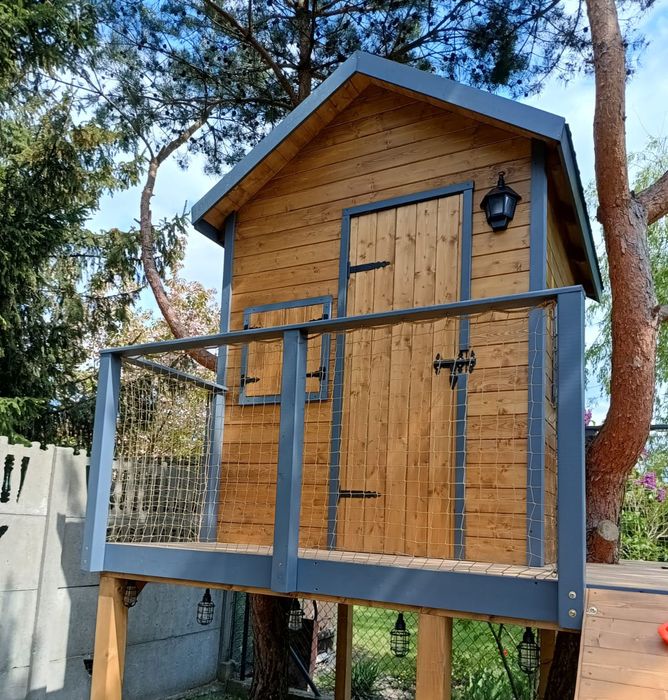 Domek ze zjeżdżalnią, ścianką wspinaczkową i antresolą