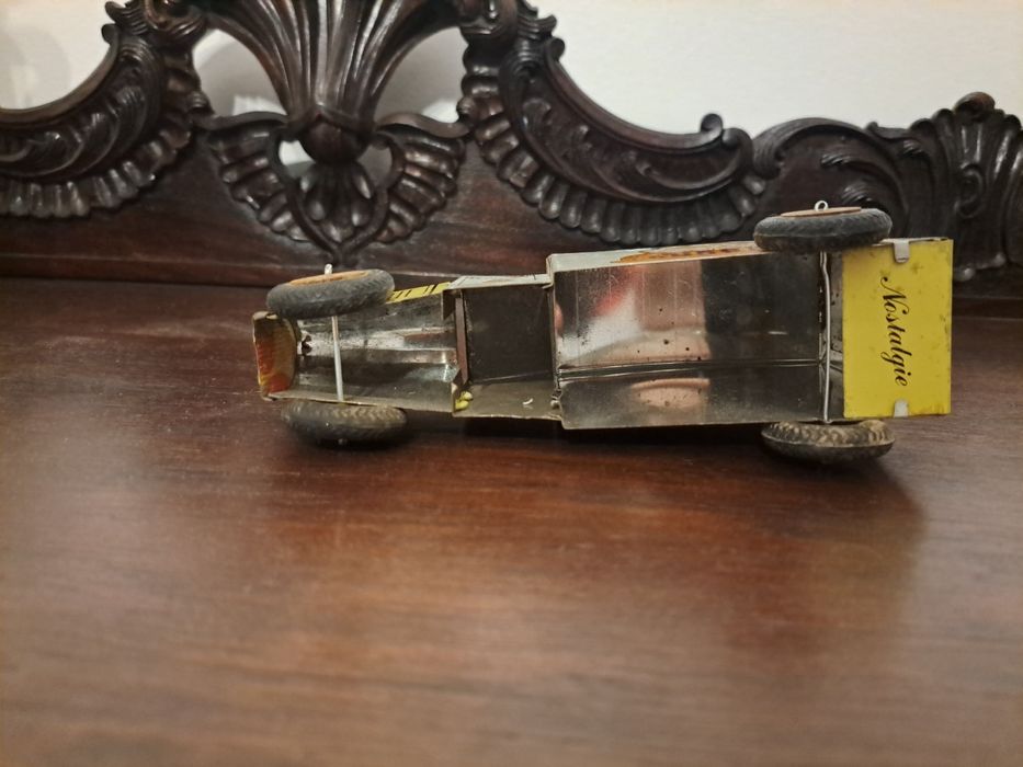 Brinquedo carro antigo