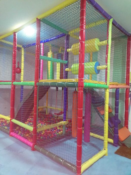 Playground usado com escorrega, rampa, bolas e vários obstáculos