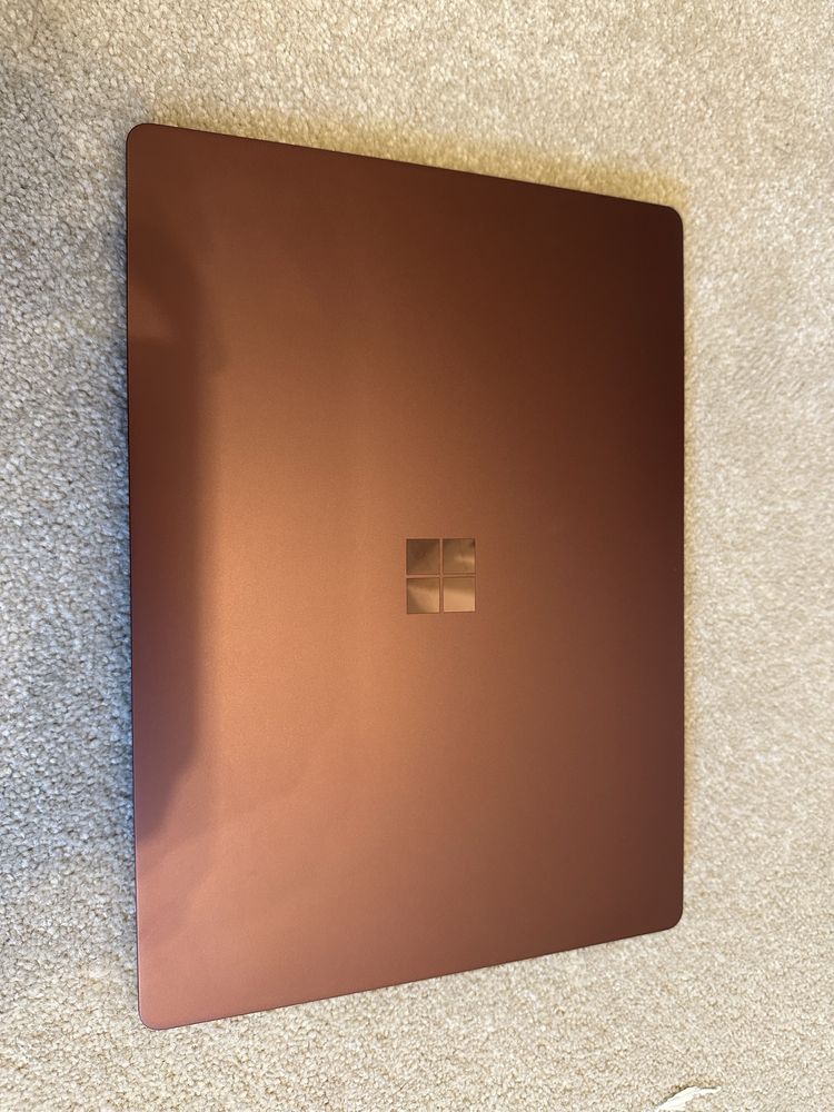 Mictosoft Surface Laptop 2 (i5, 8GB ram, 256GB SSD)
