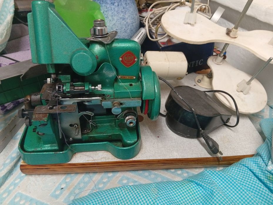 Máquina cose e corte