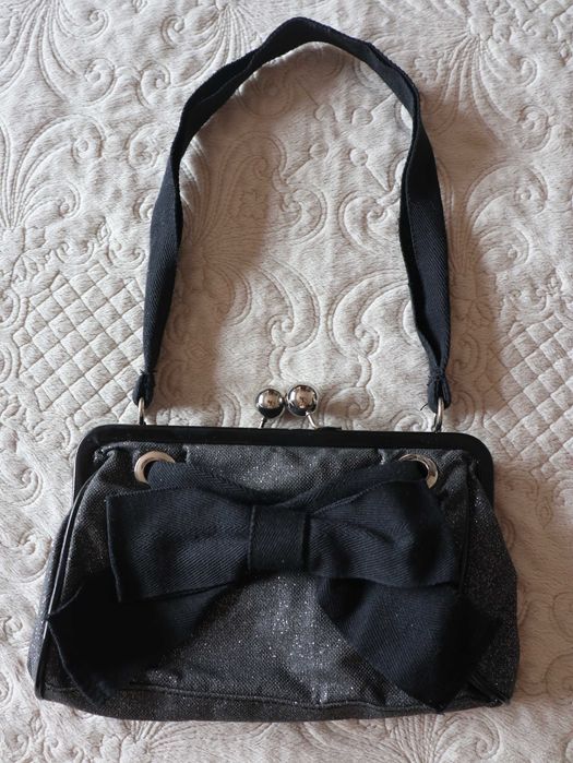 Pochete preta e cinzenta com laço