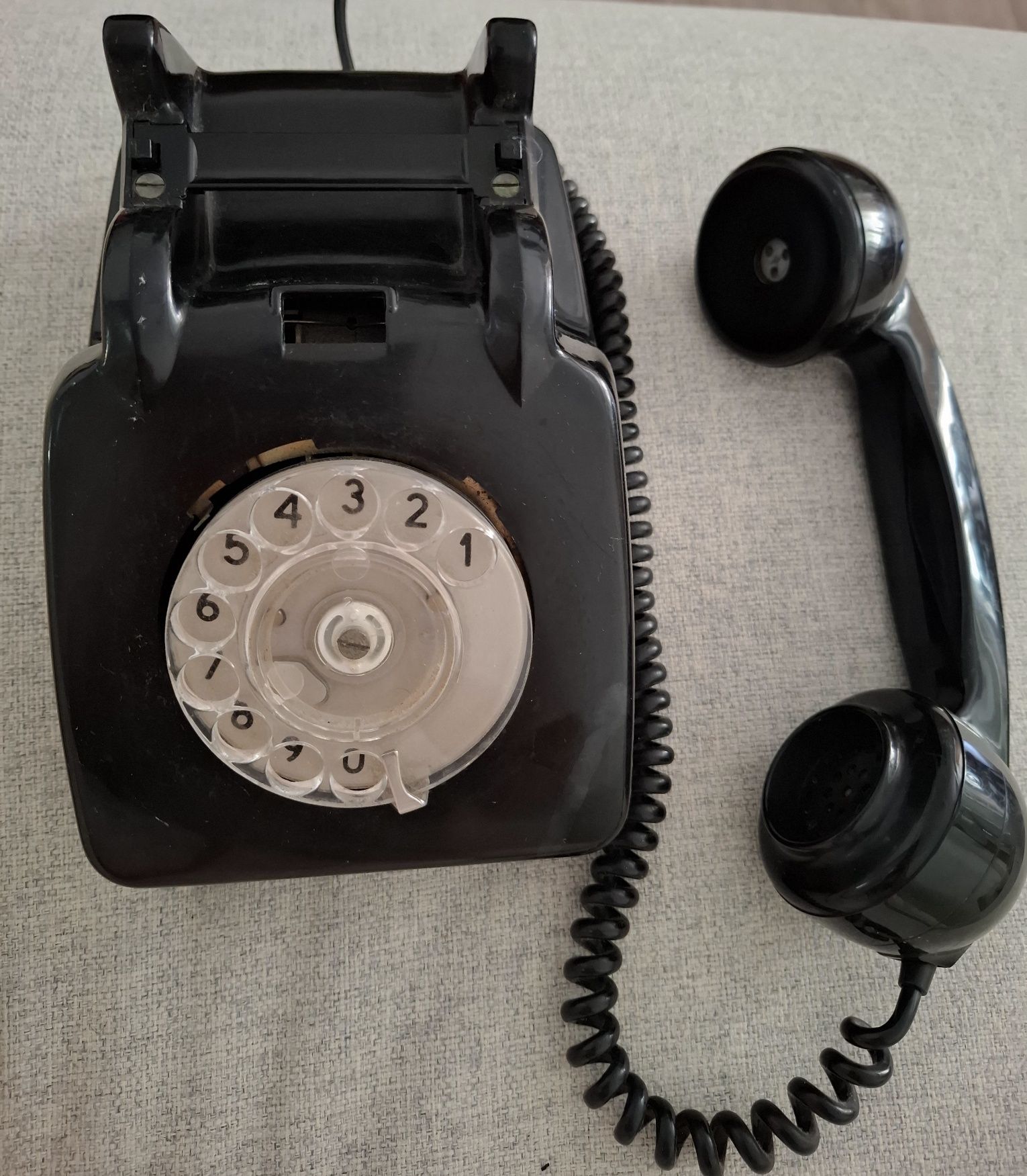 Telefone antigo preto