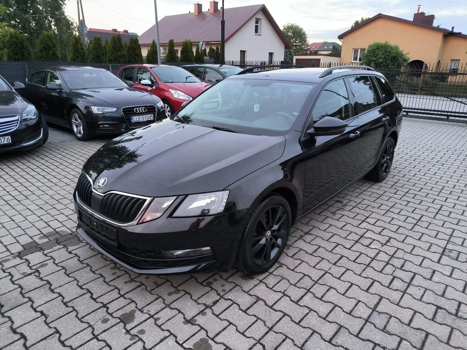 Skoda Octavia 1.6 TDi DSG Panoramic FV23% Radar