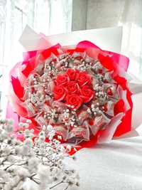 Букет із мильними трояндами та Raffaello
