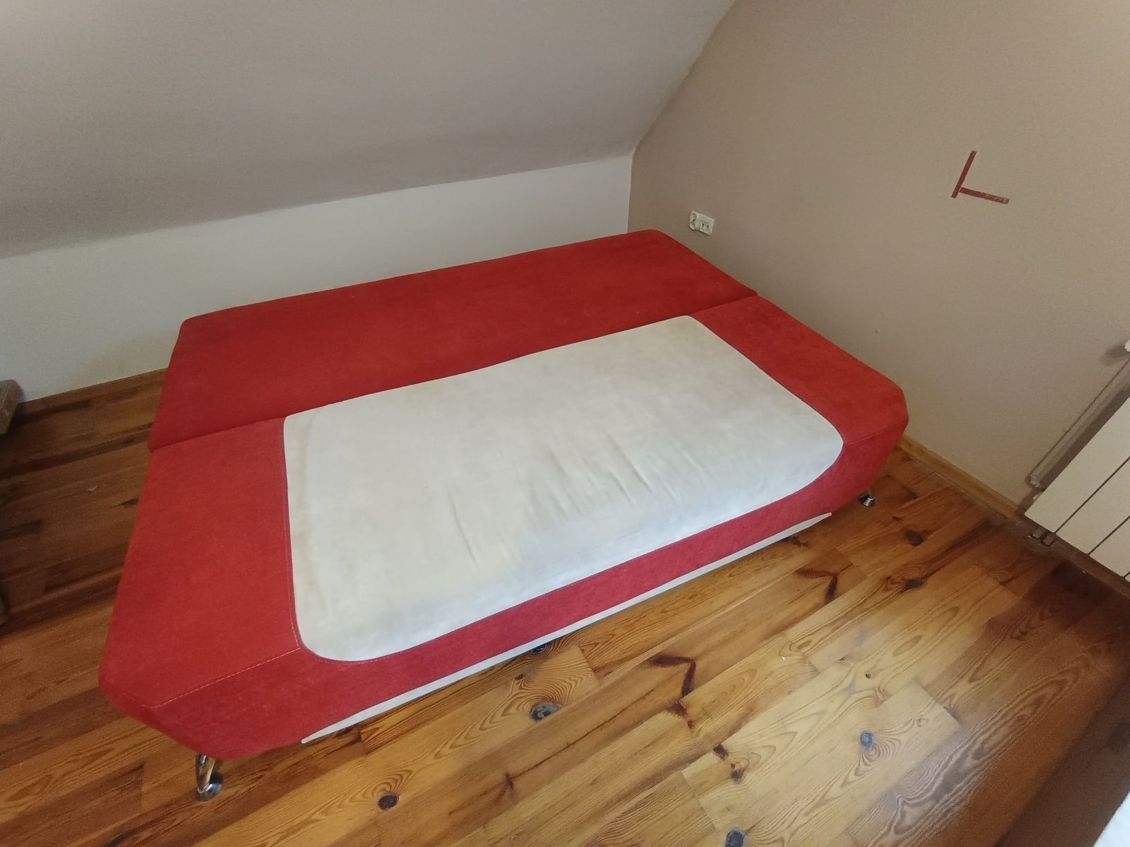 Rozkładana sofa kanapa z funkcją spania, pojemnikiem i poduszkami