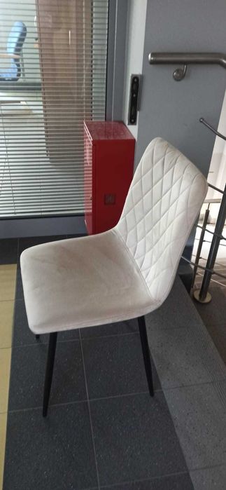 Krzesła Welurowe Pikowane Velvet Metalowe Nogi