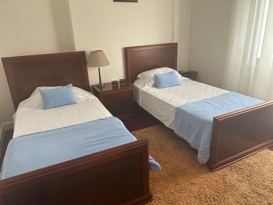 Quarto cama solteiro duas camas mesa cabeceira