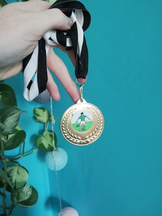 Złoty medal piłka nożna czarnobiały pasek