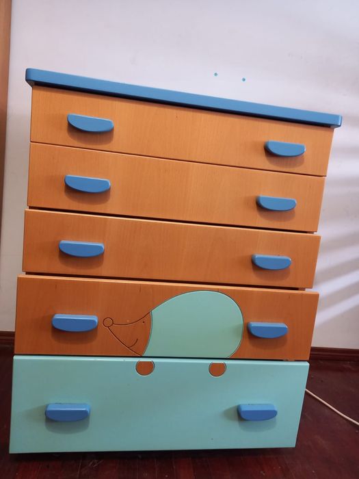 Conjunto de quarto de criança em madeira  .