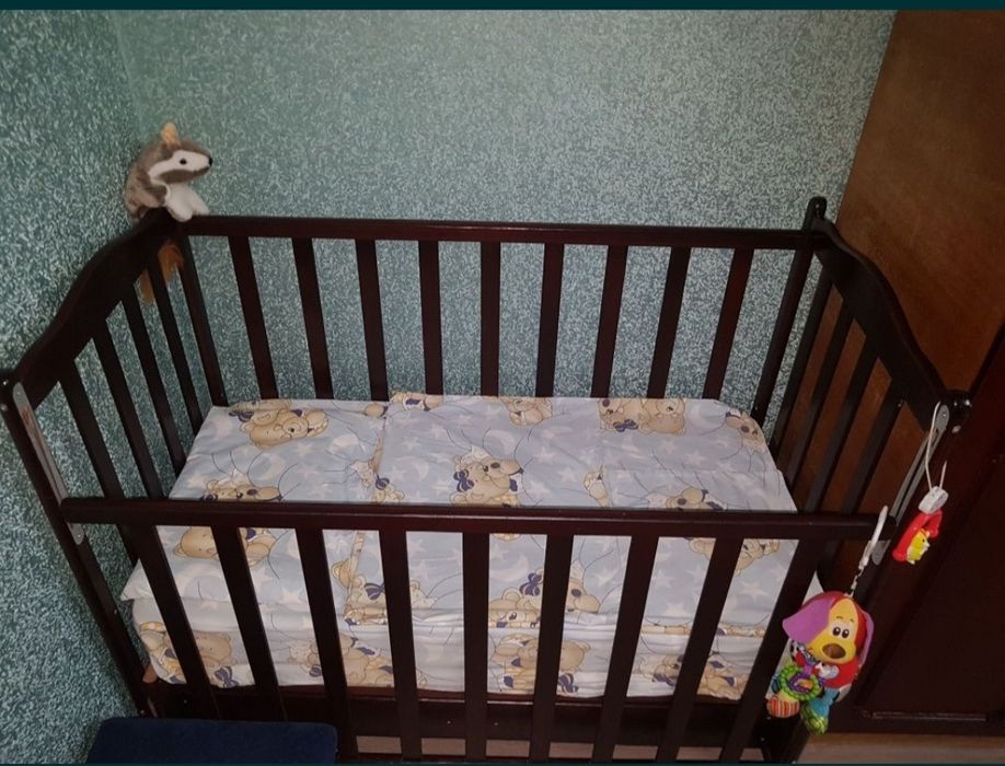 Детская кроватка с ящиком + матрас+ одеяло+ постельное 2 комплекта