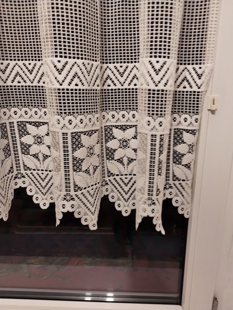 Zazdroska dłuższa na okno