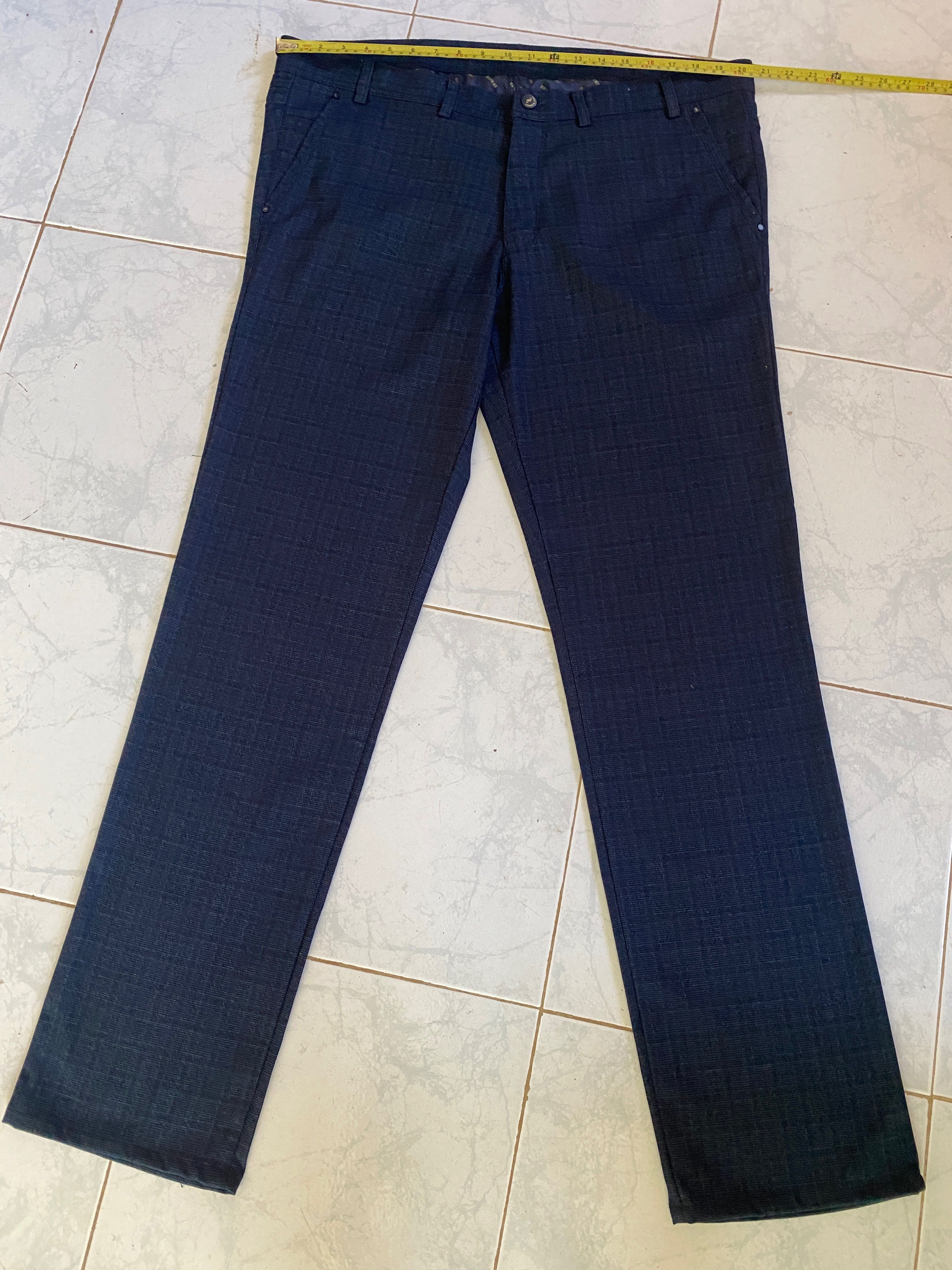 Calças elegantes azul-escuras aos quadrados. W38 L34