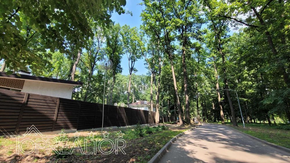 Продам участок  15 соток в коттеджном посёлке Роял Клаб лесопарк