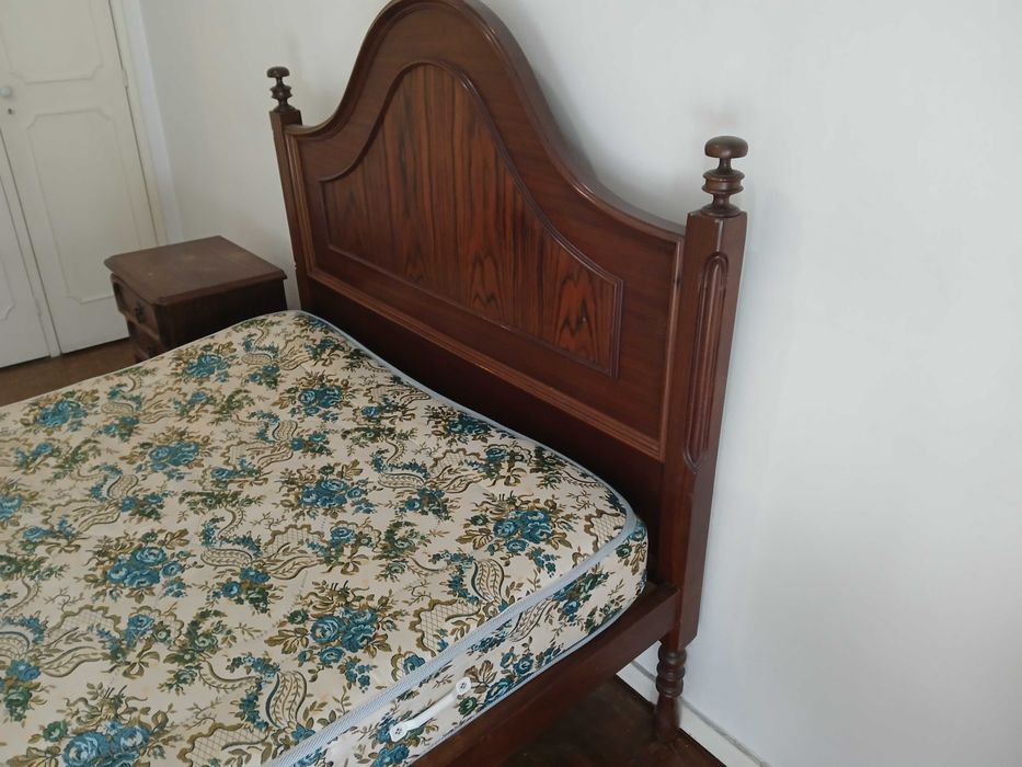 Cama  de Casal + 2 mesas de cabeceira