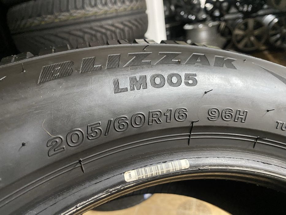 205/60/16 96Н Bridgestone BLIZZAK LM005 ( RUN FLAT )