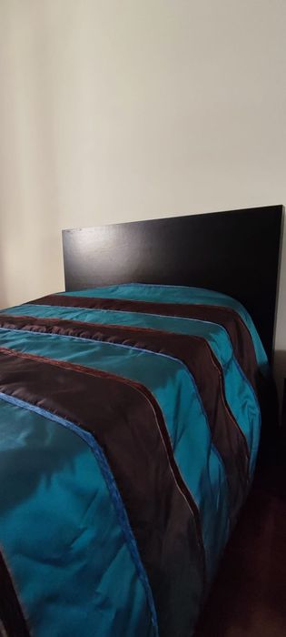 Cama de solteiro com 2 mesinhas de cabeceira - como nova