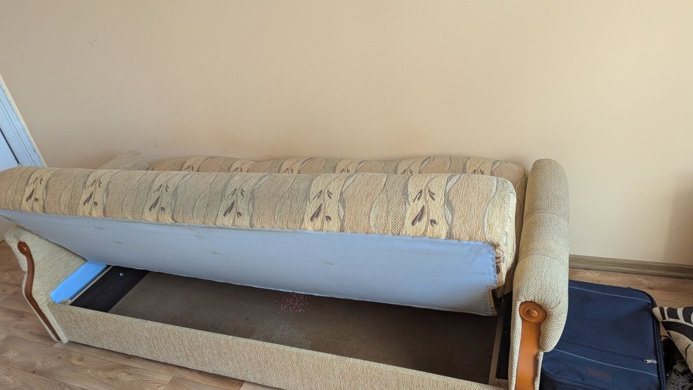 Komplet wypoczynkowy – sofa + 2 fotele + stolik