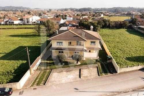 Moradia T4 isolada com piscina aquecida em eixo Aveiro.