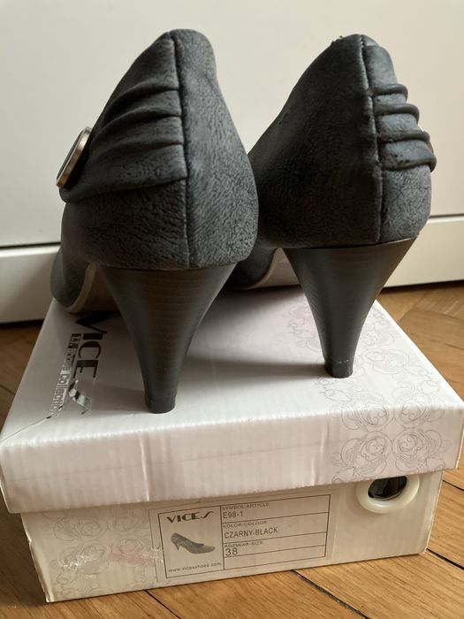 Czarne grafitowe skorzane czolenka 38 vices