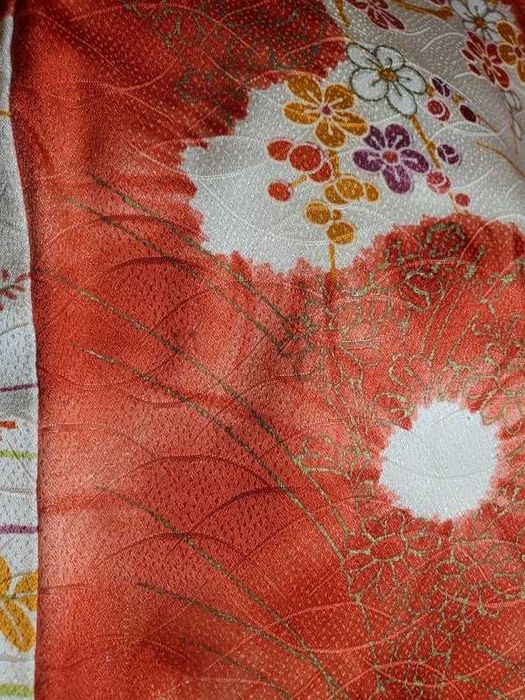Czerwone kimono komon japońskie jedwabne kwiaty momiji awase