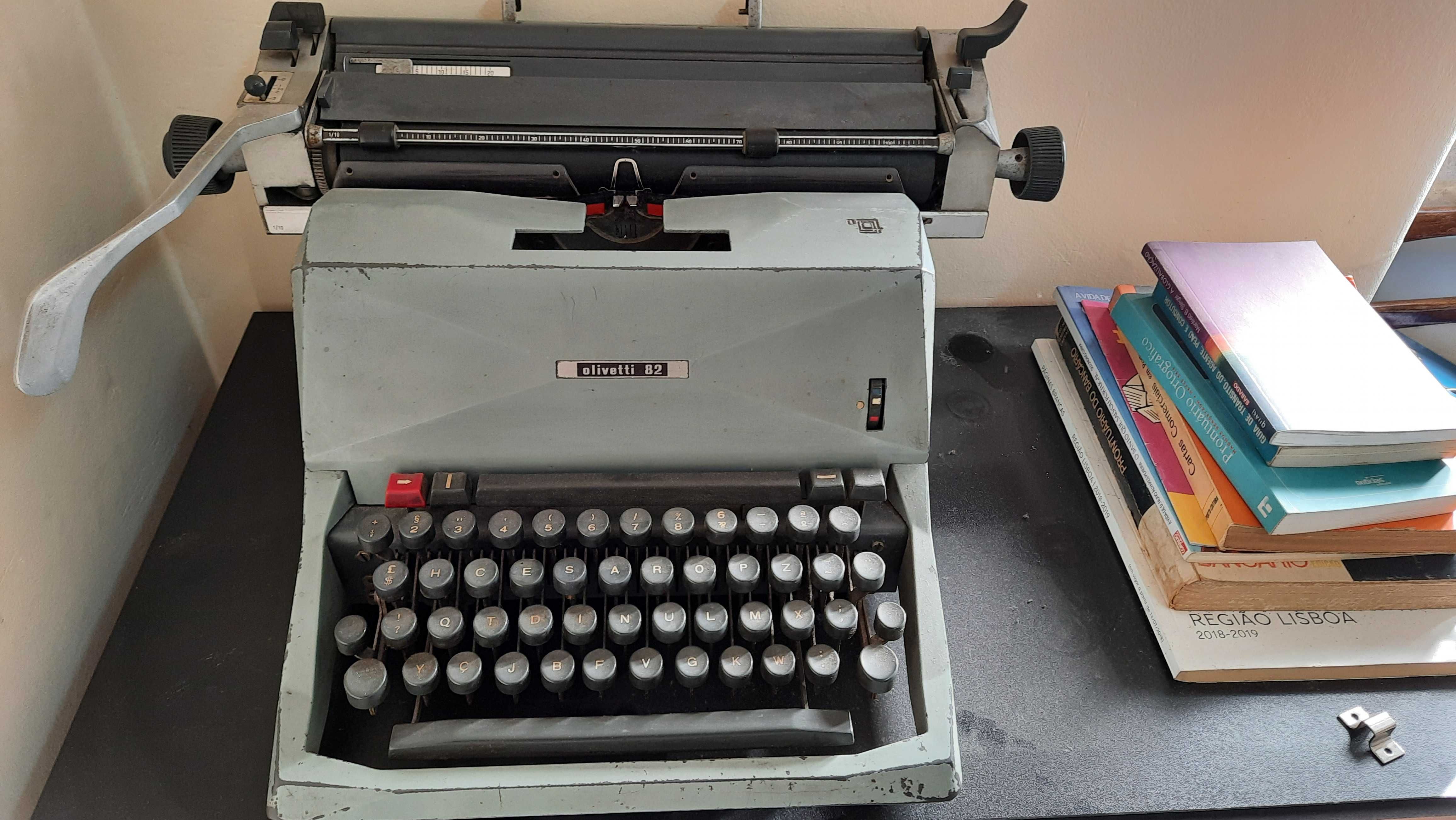 Máquina de Escrever Olivetti 82