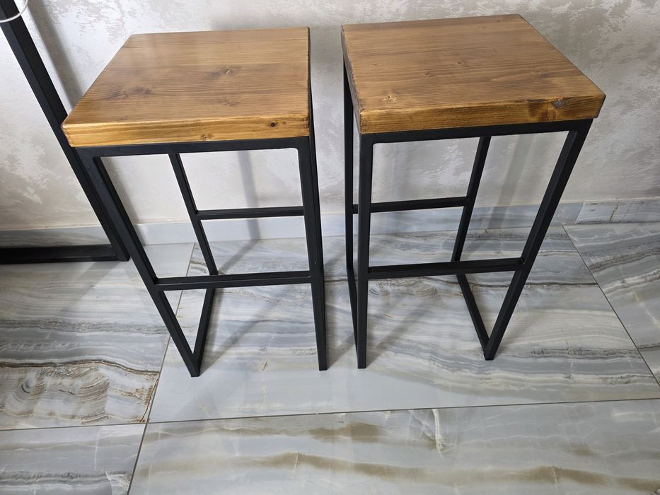 Барний дерев'яний стіл