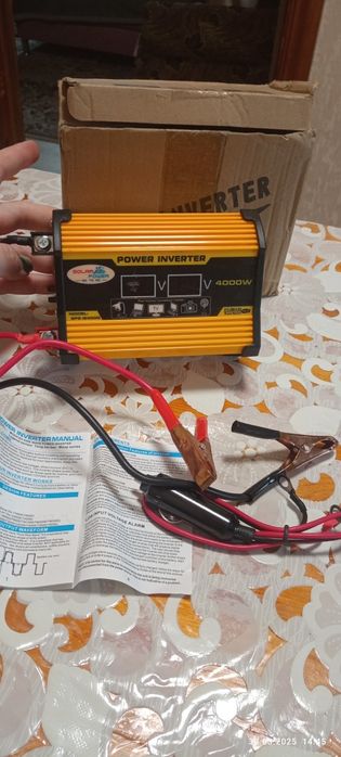инвертор питания с 2 портами USB и розеткой переменного