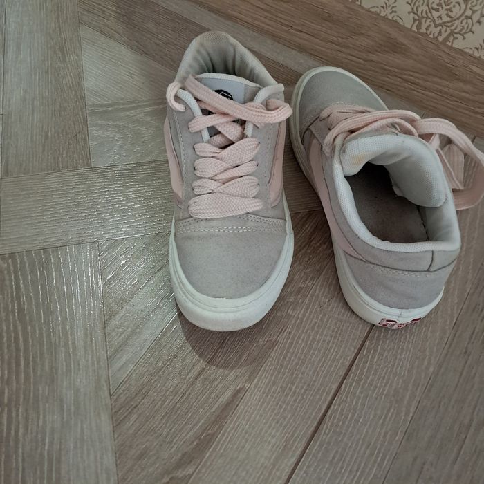 Продам кросівки дівчачі