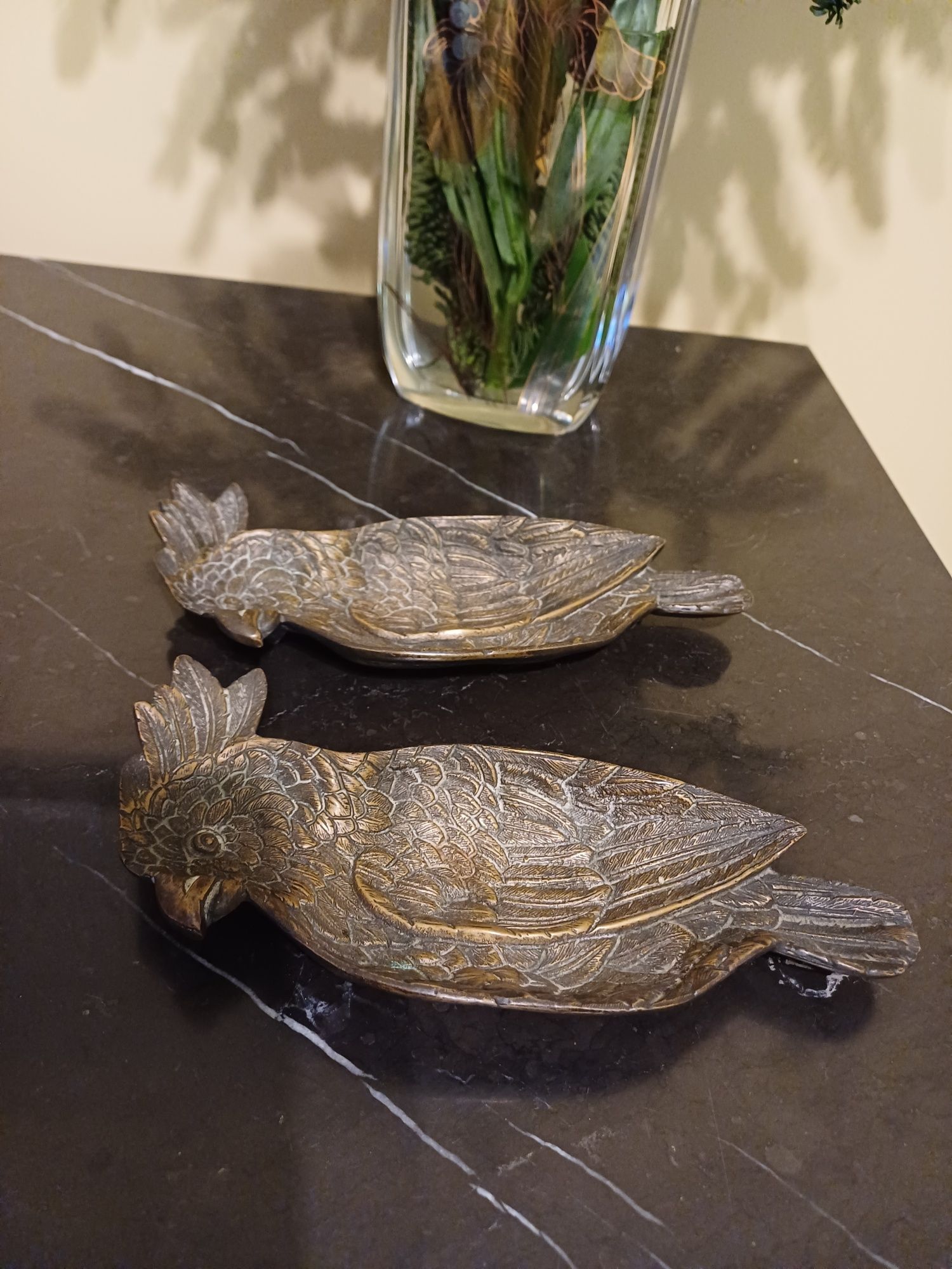 2 lindíssimos cinzeiros de bronze. Muito trabalhados.