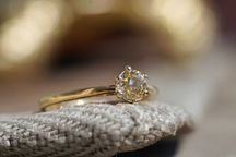 Złoty pierścionek z brylantem 0.60ct