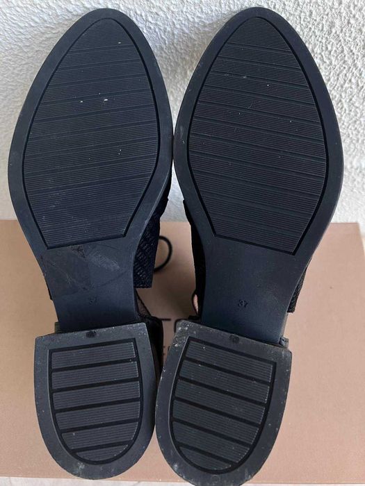 Sapatos pretos estilo grunge anos 90 Filipe Sousa