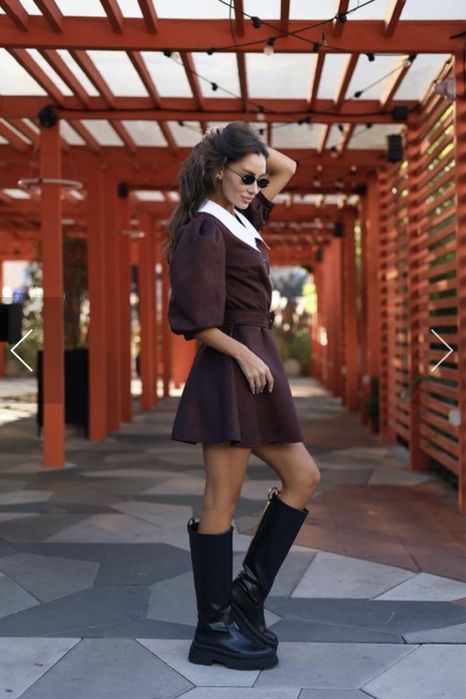 Класична замшева сукня з білим комірцем