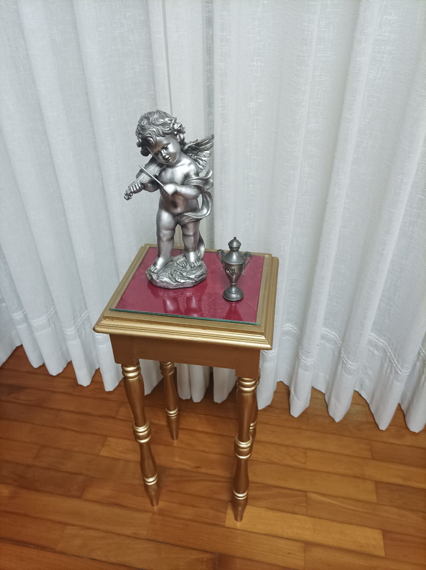 Mesa muito antiga de apoio restaurada estilo vitoriano .