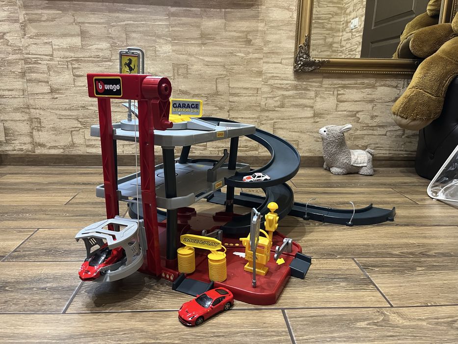 Ігровий набір Гараж Ferrari із двома машинками трирівневий