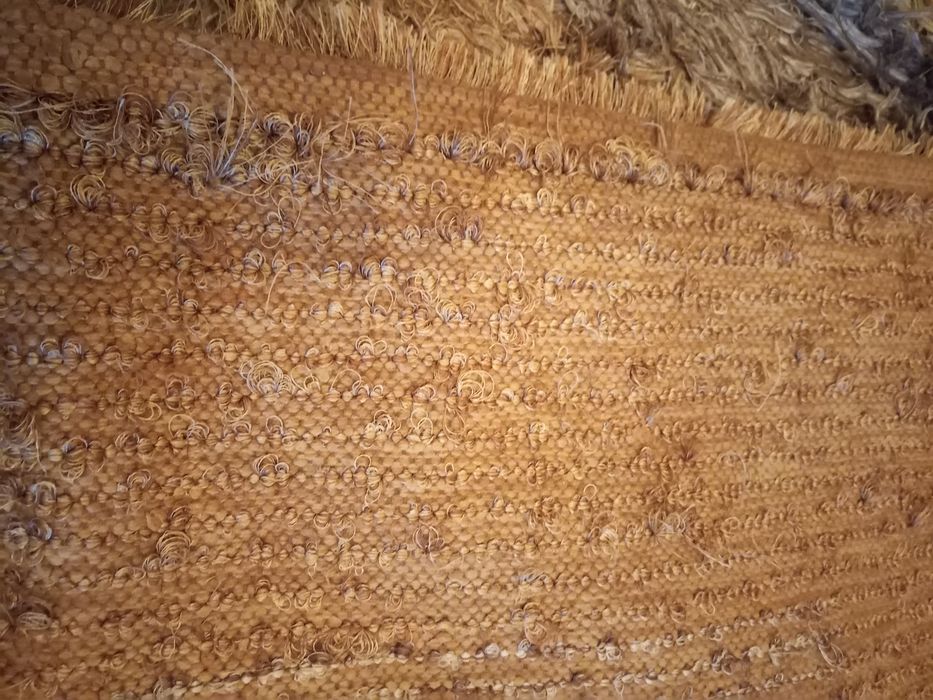 Carpete de sala  em tom de camel e castanho